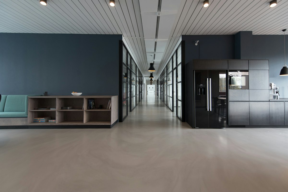 Couloir d'un bureau moderne, sobre et éclairé