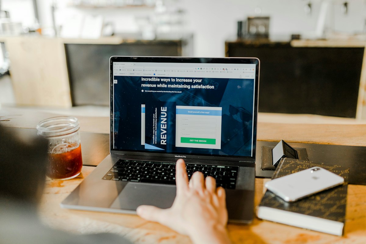 Ordinateur portable ouvert sur un bureau, avec un document de travail à l'écran
